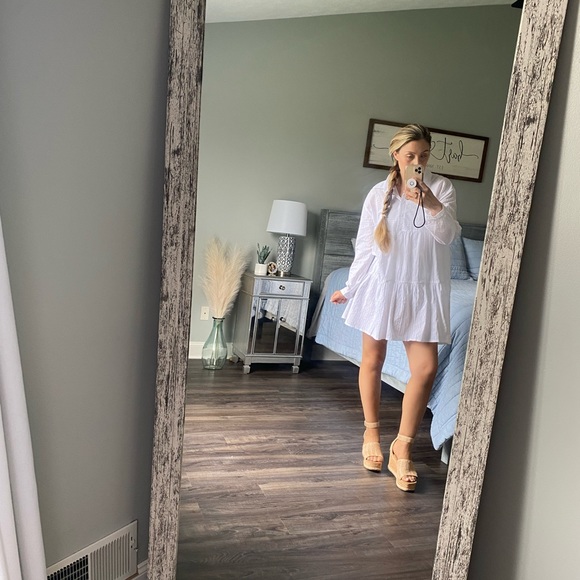 Beautiful Long sleeve white dress - Picture 2 of 4